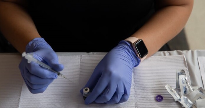 Une analyse de la sécurité des vaccins Covid-19 met en évidence des risques de fausses couches et de troubles menstruels