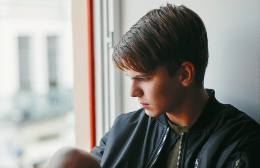 La crise du bien-être chez les jeunes adultes et le déclin de la spiritualité