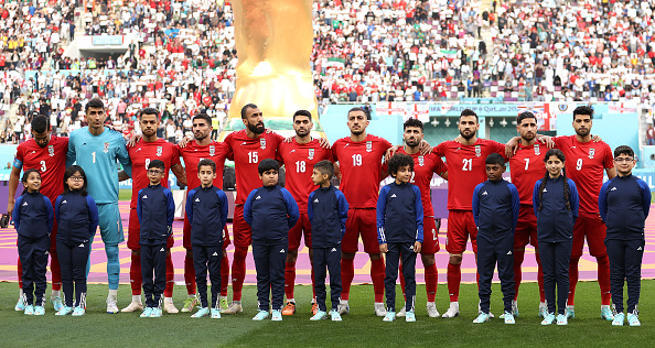 Mondial 2022: les onze joueurs iraniens s&rsquo;abstiennent de chanter leur hymne