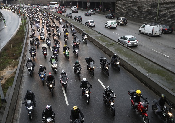 Contrôle technique des deux-roues: plusieurs centaines de motards en colère défilent à Paris