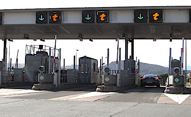 Landes: un poids lourd s’embrase devant un péage de l&rsquo;autoroute A63, le chauffeur décède