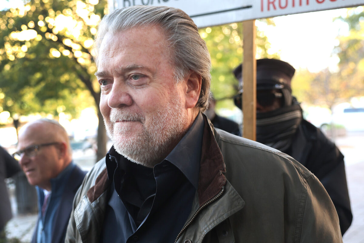 La peine de prison de Steve Bannon officiellement suspendue jusqu’à son appel