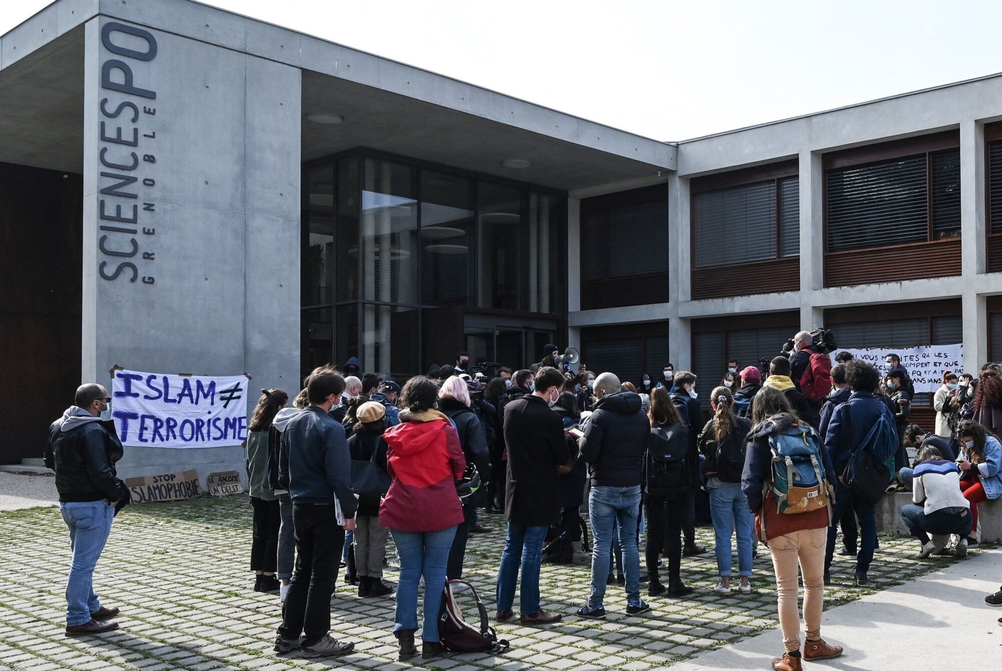 Polémique à l&rsquo;IEP Grenoble: la région ne finance plus les étudiants en échange international