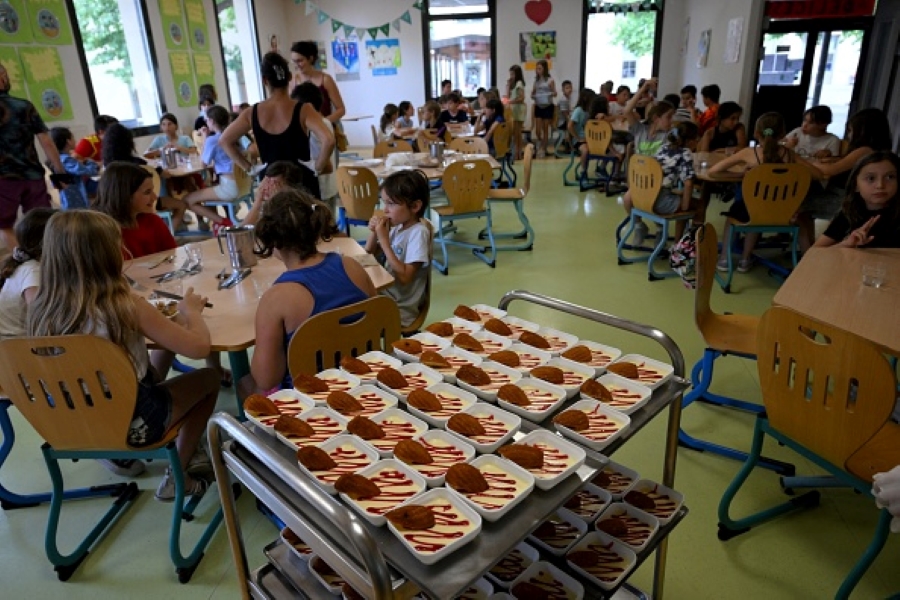 Puy-de-Dôme: les séniors et les enfants mangent ensemble à la cantine de Picherande