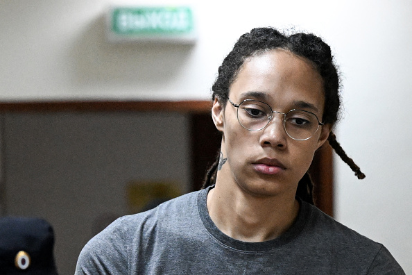 La basketteuse Brittney Griner libérée lors d&rsquo;un échange de prisonniers entre Moscou et Washington