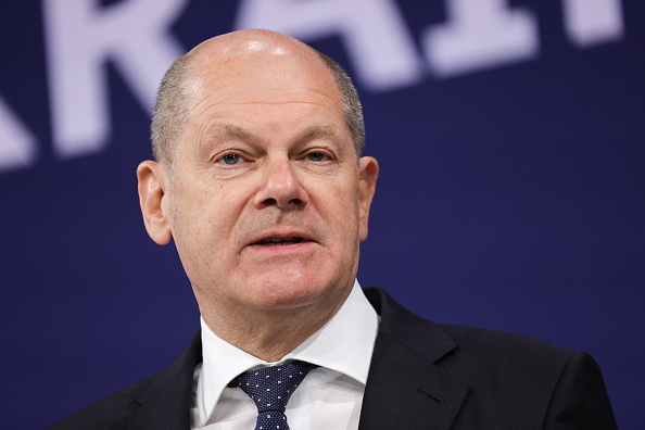 Guerre en Ukraine : le chancelier Olaf Scholz affirme que la pression internationale a fait reculer la Russie sur l&rsquo;arme nucléaire