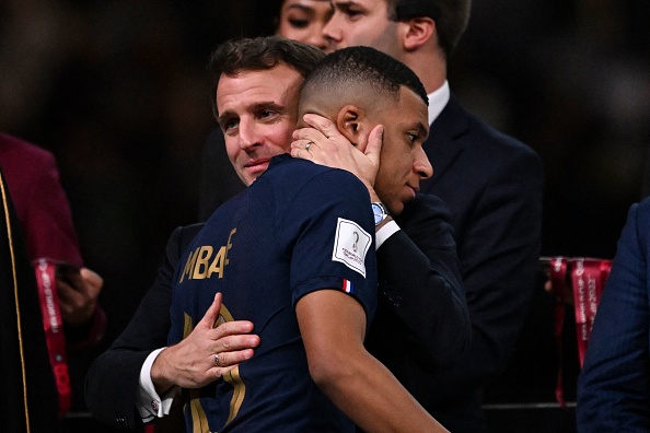 Mondial 2022: Emmanuel Macron auprès de Kylian MBappé… un comportement « totalement ridicule » et « inopportun » pour l&rsquo;opposition