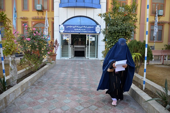 Jeunes filles exclues des universités en Afghanistan :  elles « ne respectaient pas le code vestimentaire », déclare le ministre taliban de l&rsquo;Enseignement supérieur