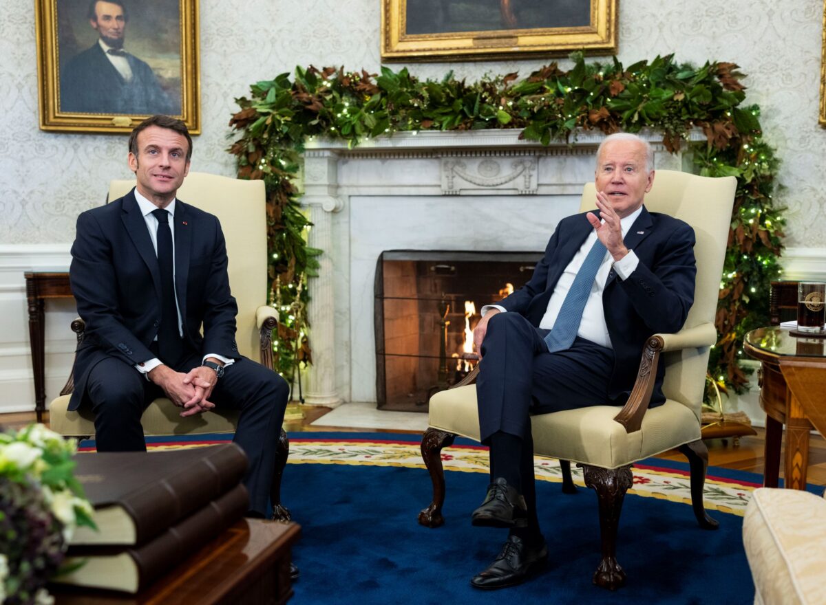 Biden admet l&rsquo;existence de « lacunes » dans l’Inflation Reduction Act après sa rencontre avec Emmanuel Macron