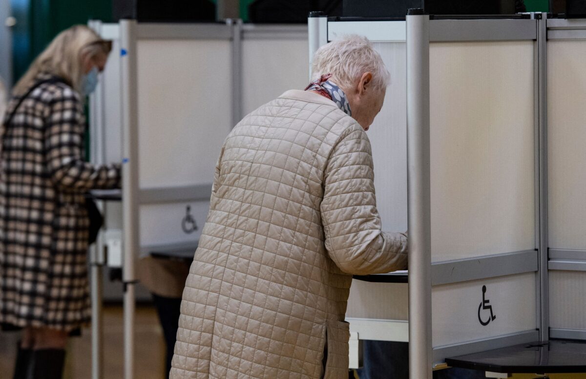 Le recomptage des voix fait basculer l&rsquo;élection de mi-mandat dans le Massachusetts d&rsquo;un républicain à une démocrate, à une voix près