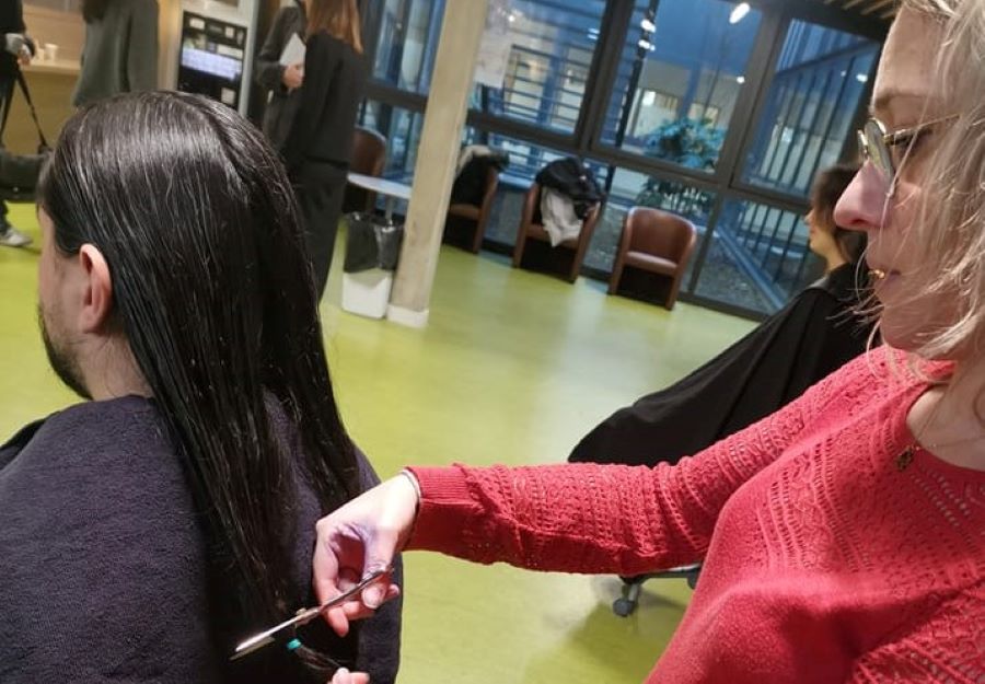 Bretagne: des élèves et professeurs du lycée de Liffré offrent leurs cheveux pour la bonne cause
