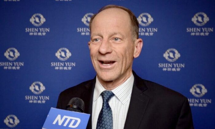 L&rsquo;ancien secrétaire d&rsquo;État adjoint chargé du Bureau Asie-Pacifique orientale applaudit la renaissance de la culture chinoise à travers Shen Yun