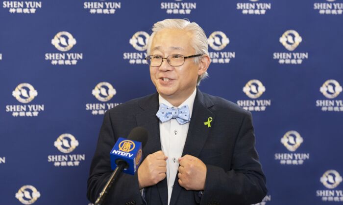 « Je me suis soudain ranimé et j&rsquo;ai senti un courant chaud m&rsquo;envahir », confie un professeur de médecine après avoir vu Shen Yun