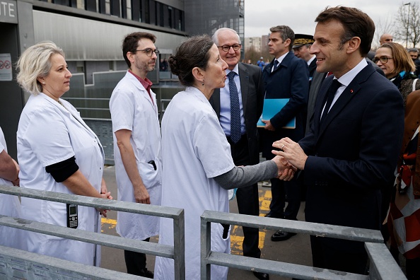 … Et surtout la santé.  Les vœux (pieux ?) du président Macron à l’hôpital