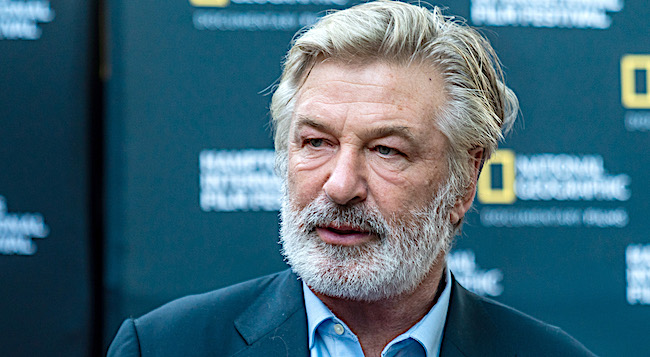 L&rsquo;acteur Alec Baldwin inculpé pour homicide involontaire après son tir mortel sur un tournage