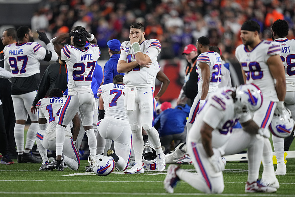 Football américain: en plein match, un joueur des Buffalo Bills fait un arrêt cardiaque après un plaquage