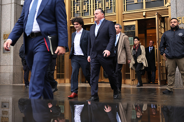 L&rsquo;ex-magnat des cryptomonnaies Sam Bankman-Fried plaide non coupable de fraude à New York