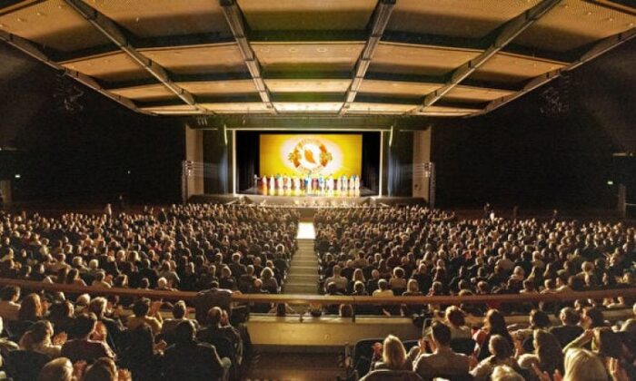 Le public de Francfort se laisse envahir par le souffle divin de Shen Yun « jusqu&rsquo;à la rédemption »
