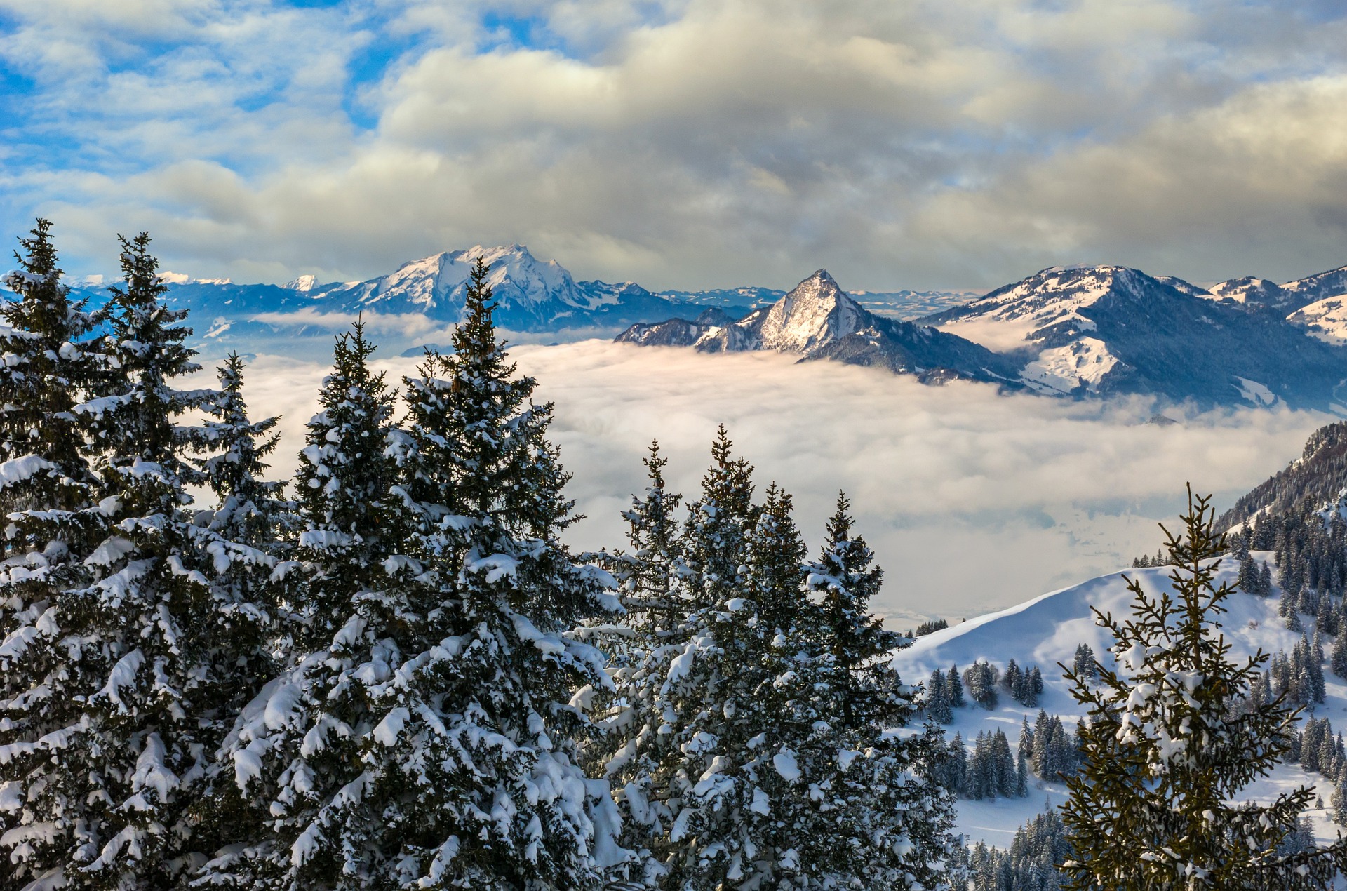 Dans le froid et la neige, le puy de Dôme offre un panorama à couper le souffle