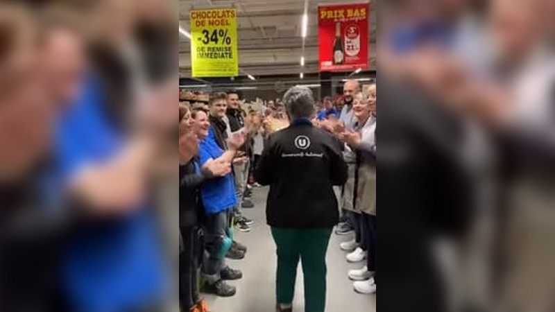 Une employée de Super U en Vendée accueillie par une haie d&rsquo;honneur pour son départ