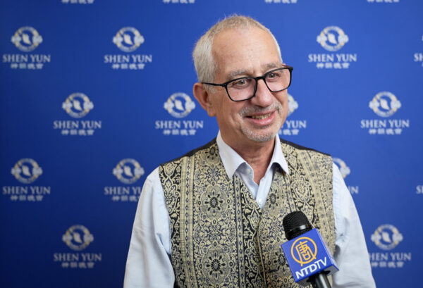 Avec Shen Yun, « on est dans des émotions supérieures », estime un professeur de guitare concertiste