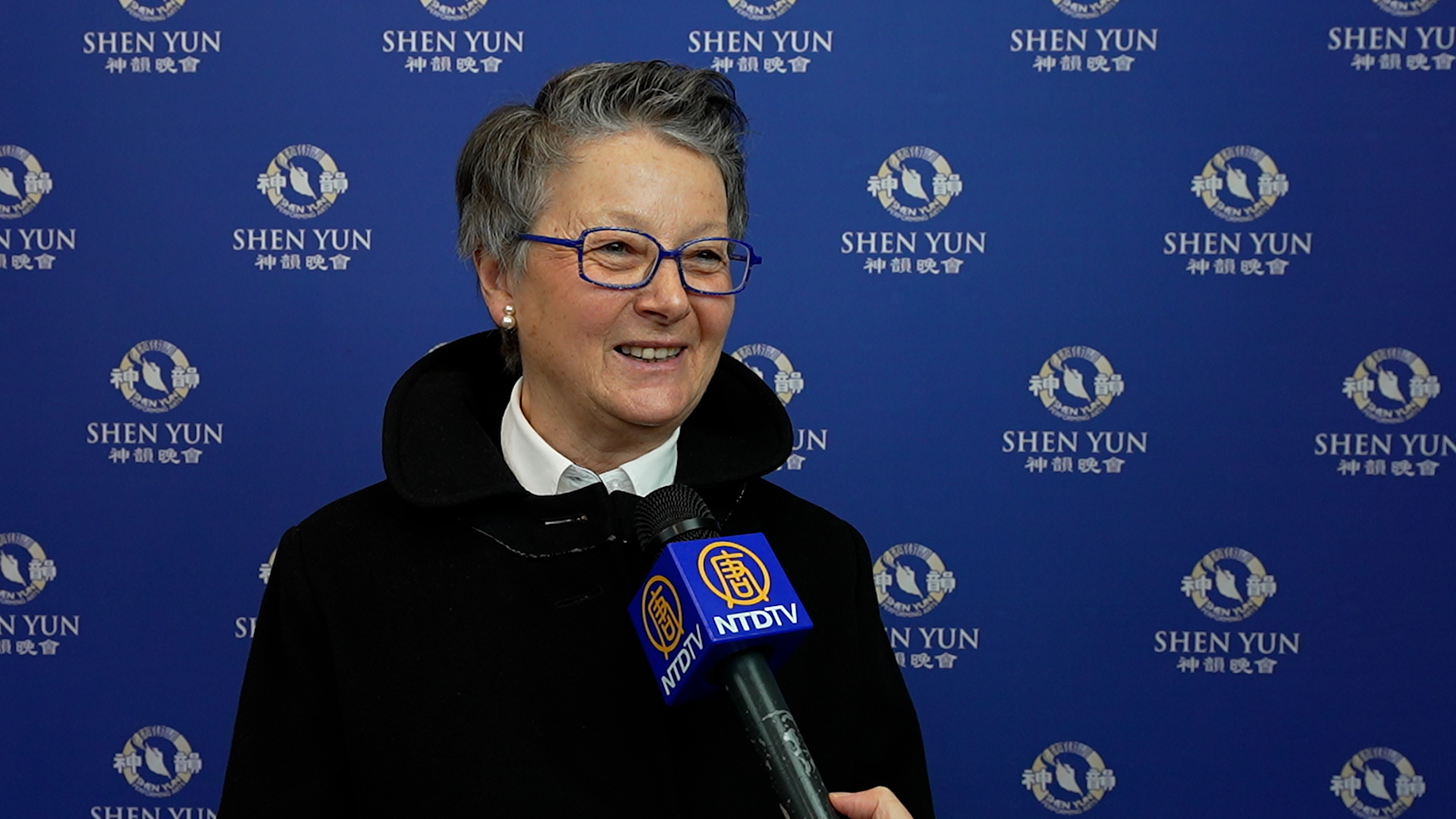 « Puiser dans la beauté infinie de Shen Yun afin de créer un vaccin contre toutes les laideurs du monde », s&rsquo;enthousiasme une avocate