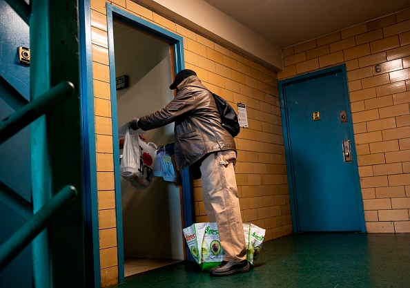 États-Unis: un enfant de 6 ans commande plus de 900 euros de nourriture avec le téléphone de son père