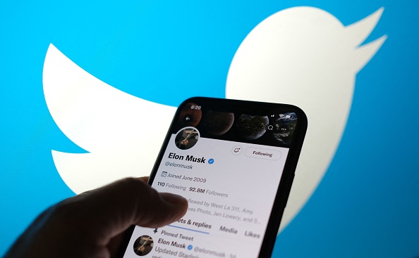 Sur Twitter, plusieurs médias ont désormais le badge « financement public », affilié au gouvernement