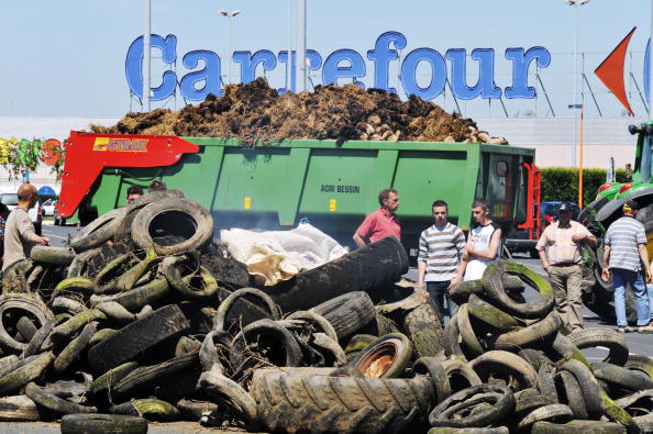 Devant le siège de Carrefour, des éleveurs réclament d’être mieux payés pour leur lait