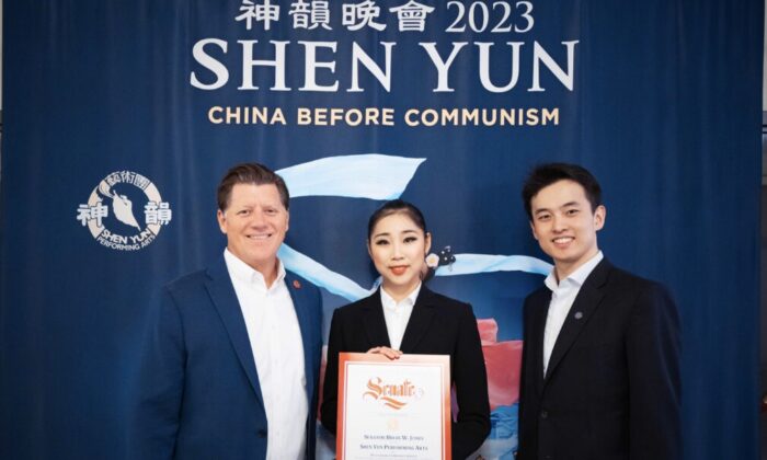 Un sénateur d&rsquo;État impressionné par le message de liberté d&rsquo;expression porté par Shen Yun