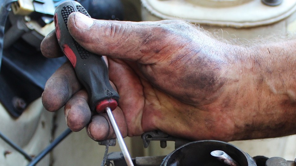 À la retraite, il reprend le travail pour former les candidats à son poste