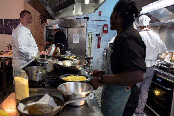Les restaurants lyonnais éteignent la lumière pour dénoncer le coût de l’énergie