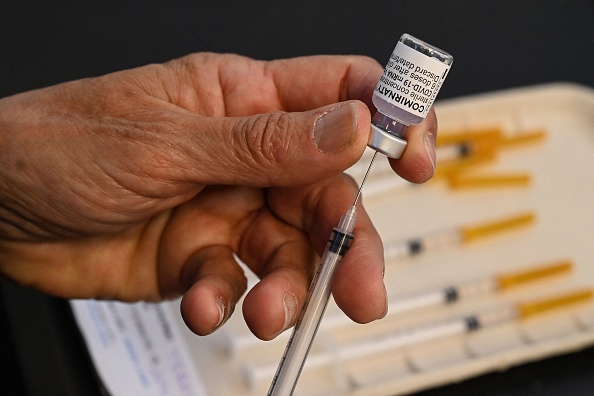 Covid-19: les autorités sanitaires françaises recommandent de lever l&rsquo;obligation vaccinale des soignants