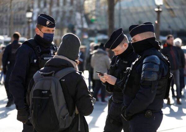 Retraites: « la rue s’exprime » à nouveau à Paris, des manifestants aux Halles