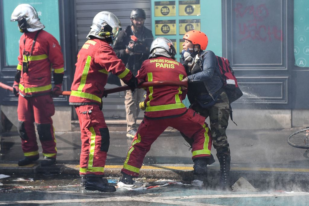 Manifestation contre la réforme des retraites: interpellation d’une femme qui avait agressé un pompier à Paris