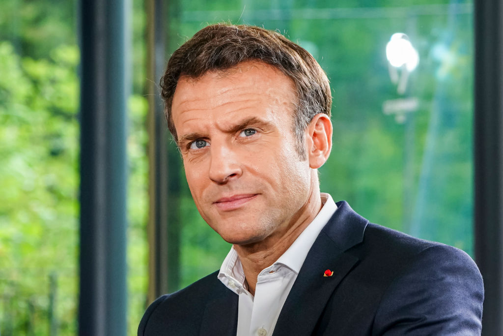 En cas «d&rsquo;énorme crise», le président peut s&rsquo;en remettre aux électeurs, dit Macron au journal Pif
