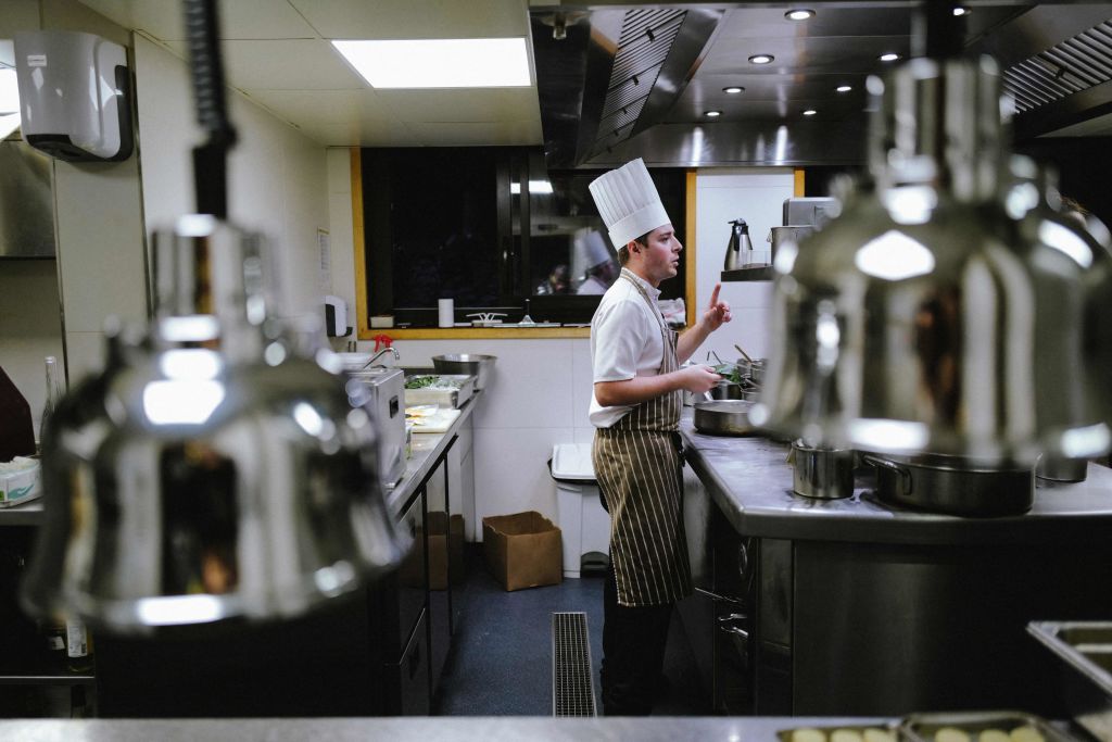 Les restaurants lyonnais éteignent la lumière pour dénoncer le coût de l&rsquo;énergie