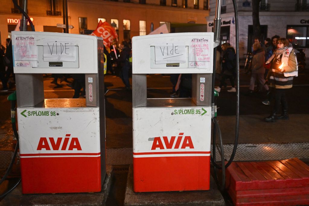 Des pénuries de carburant en raison des ruées à la pompe