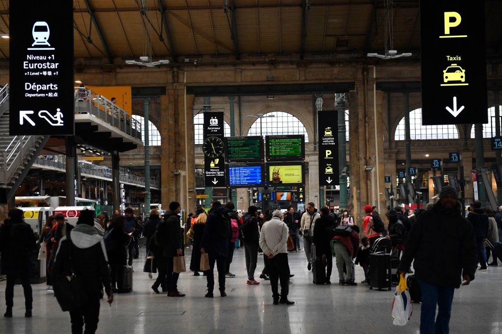 Retraites: le trafic SNCF s’améliorera lundi mais restera « perturbé », selon la direction