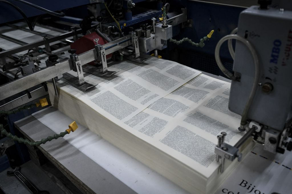 La fabrication des livres de la Pléiade, un savoir-faire qui perdure