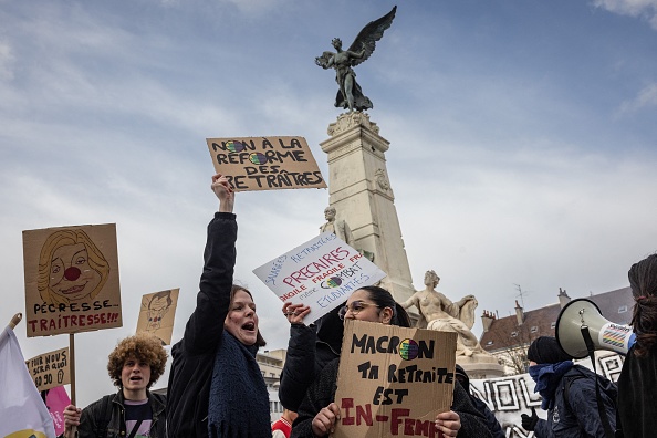 Retraites: la porte d&rsquo;Emmanuel Macron fermée aux syndicats, vote attendu sur les 64 ans au Sénat