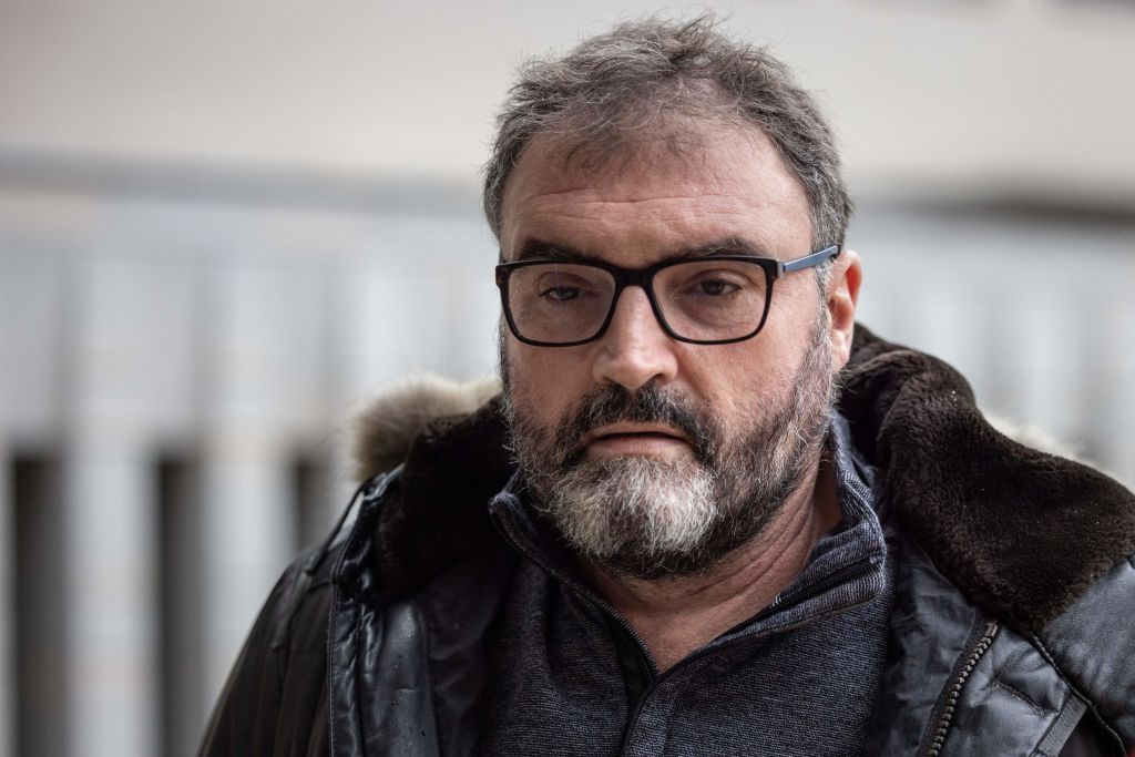 Accusé de 26 empoisonnements, l’anesthésiste reste silencieux face à la juge