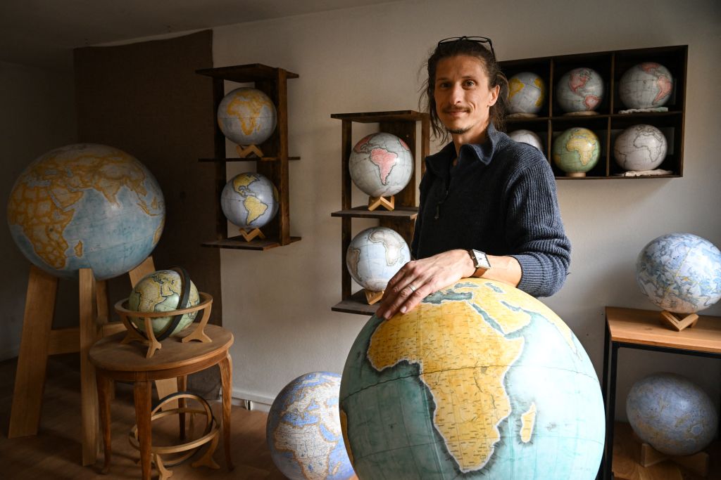 Un monde sur mesure: le globe « made in France » fait sa renaissance