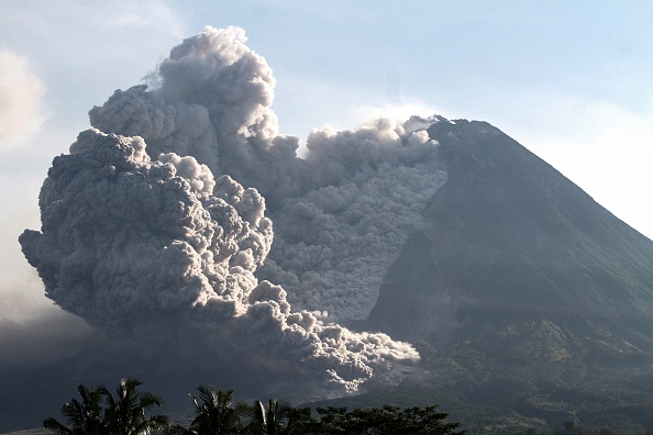 Indonésie: le volcan Merapi en éruption crache de la lave en fusion