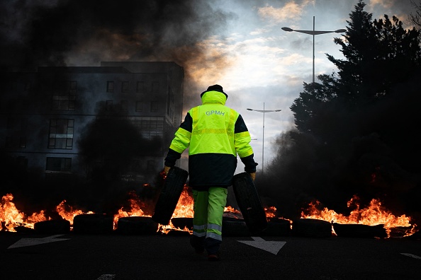 Retraites : des dockers bloquent le port de Brest et le pont de Saint-Nazaire