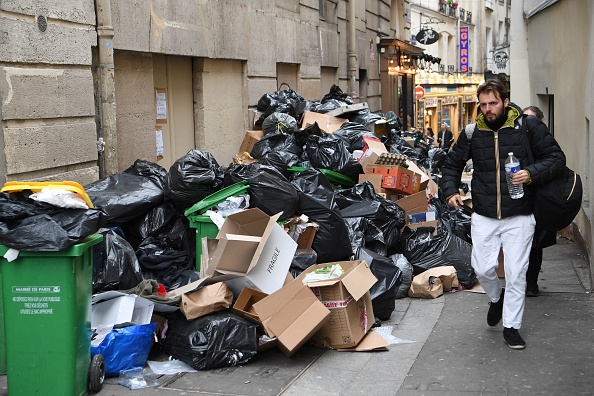 Retraites: 10.000 tonnes de déchets non ramassés à Paris, selon la mairie