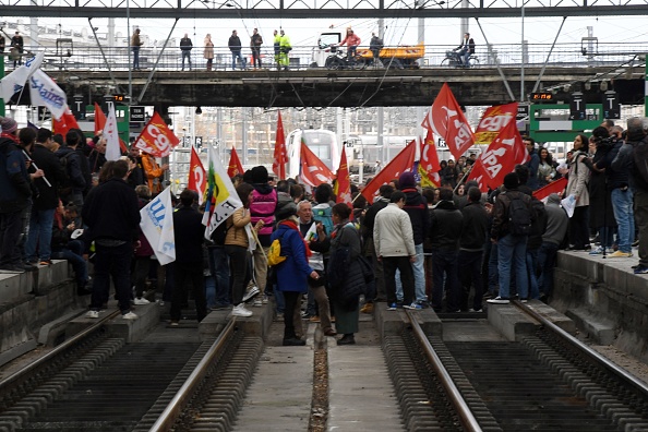 Retraites : des manifestants envahissent les voies de la Gare de Lyon à Paris