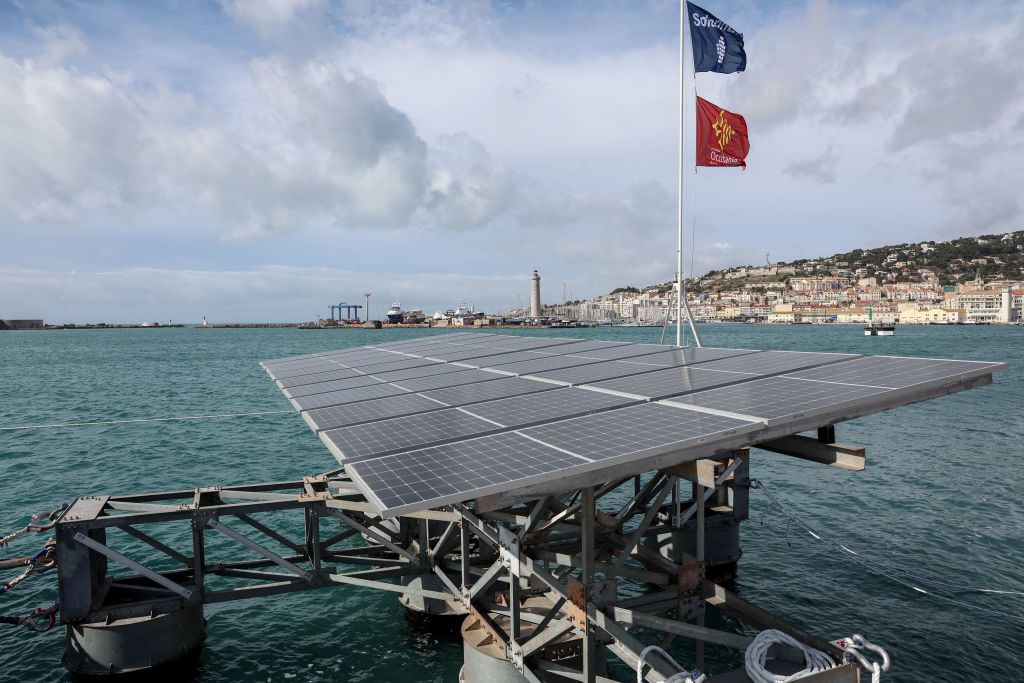 Une ferme de panneaux photovoltaïques implantée en mer, une première en France