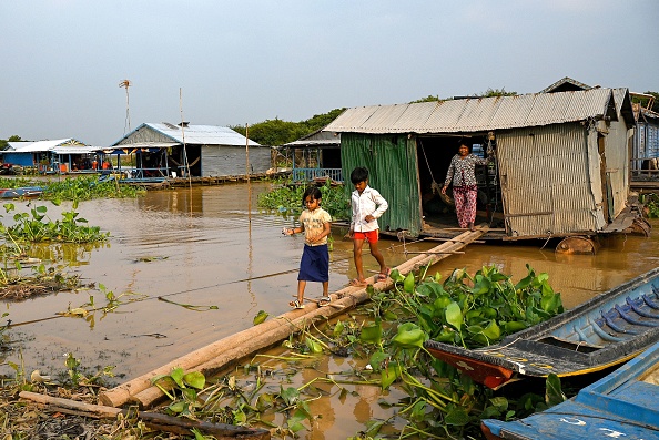 Cambodge : les «toilettes flottantes», un apport vital pour les villages du lac Tonlé Sap