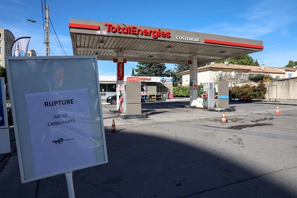 Grèves: pénuries de carburants dans l&rsquo;Ouest, inquiétude pour le kérosène dans les aéroports parisiens